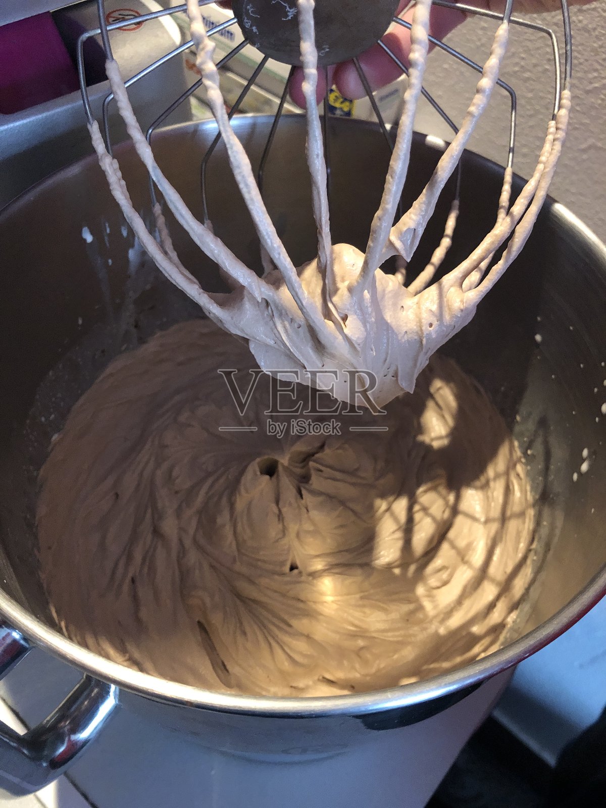 在法国萨尔特，用糕点机器人将巧克力打发到碗中照片摄影图片