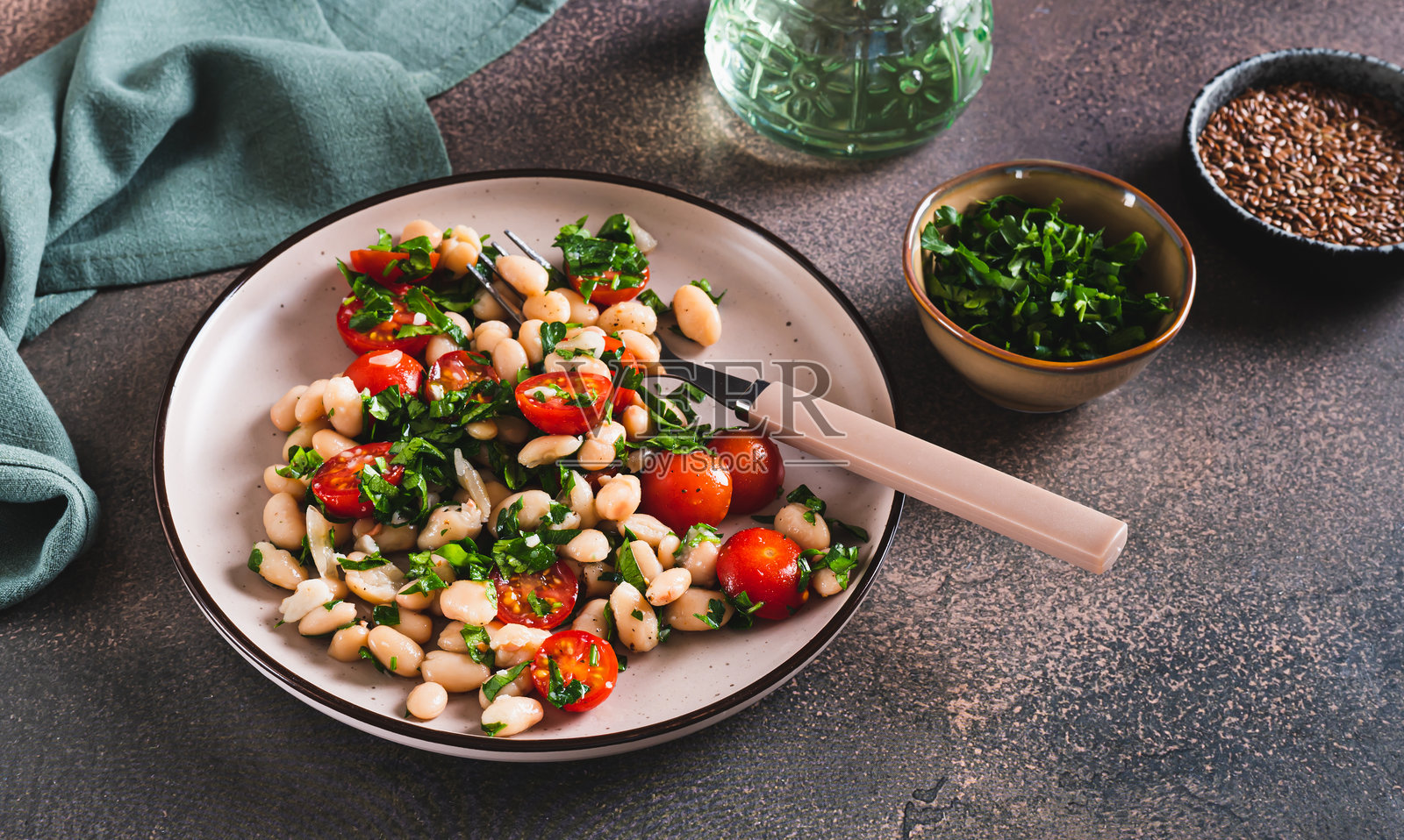 美味的白豆、樱桃番茄和香菜沙拉在盘子上的网页横幅照片摄影图片