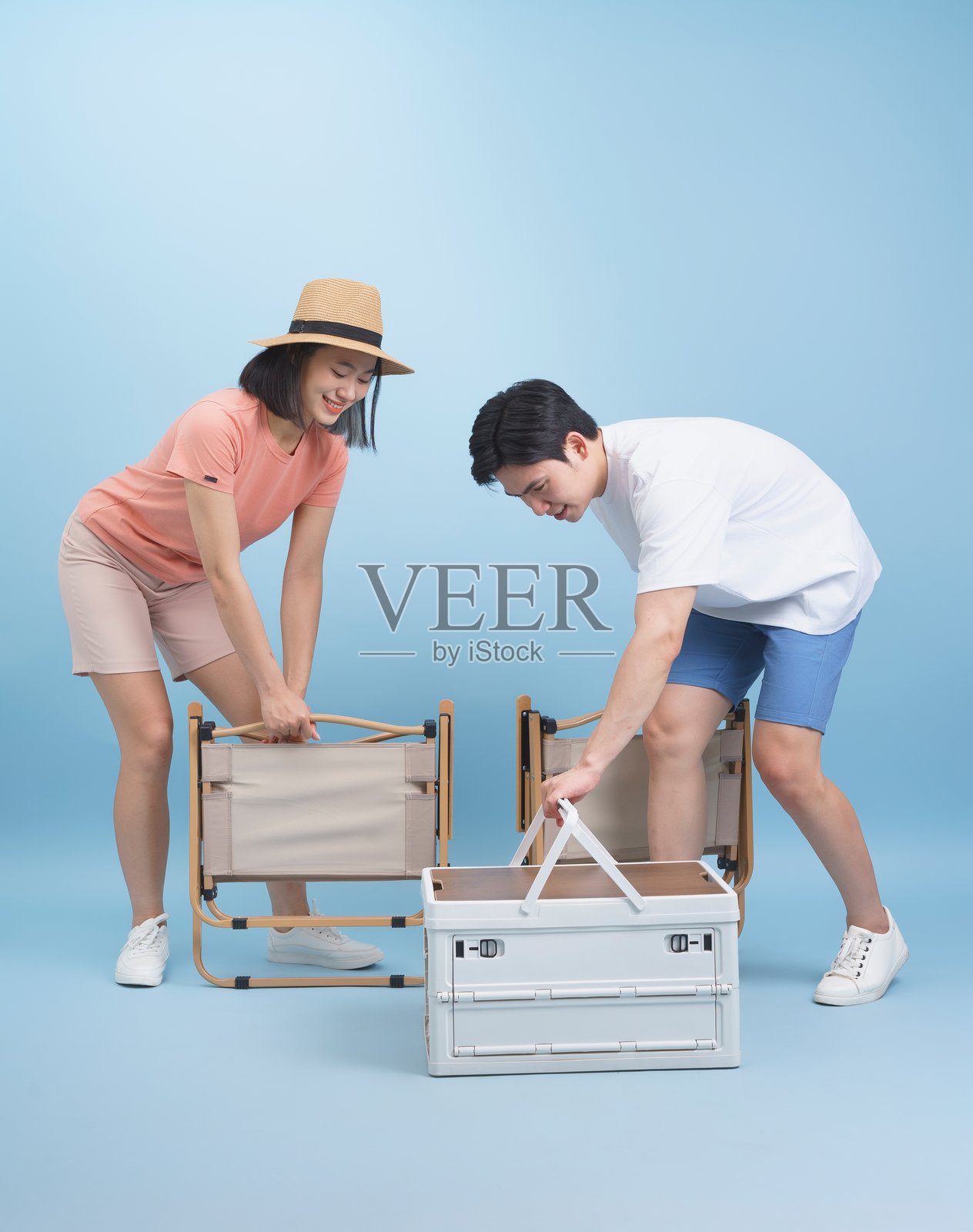 年轻情侣在阳光明媚的日子里准备休闲活动的装备照片摄影图片