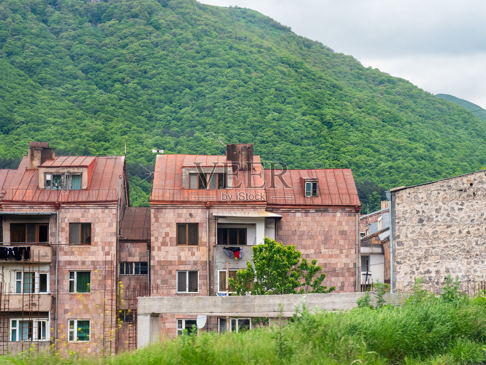 居住房屋与绿色山坡，戈里斯照片摄影图片