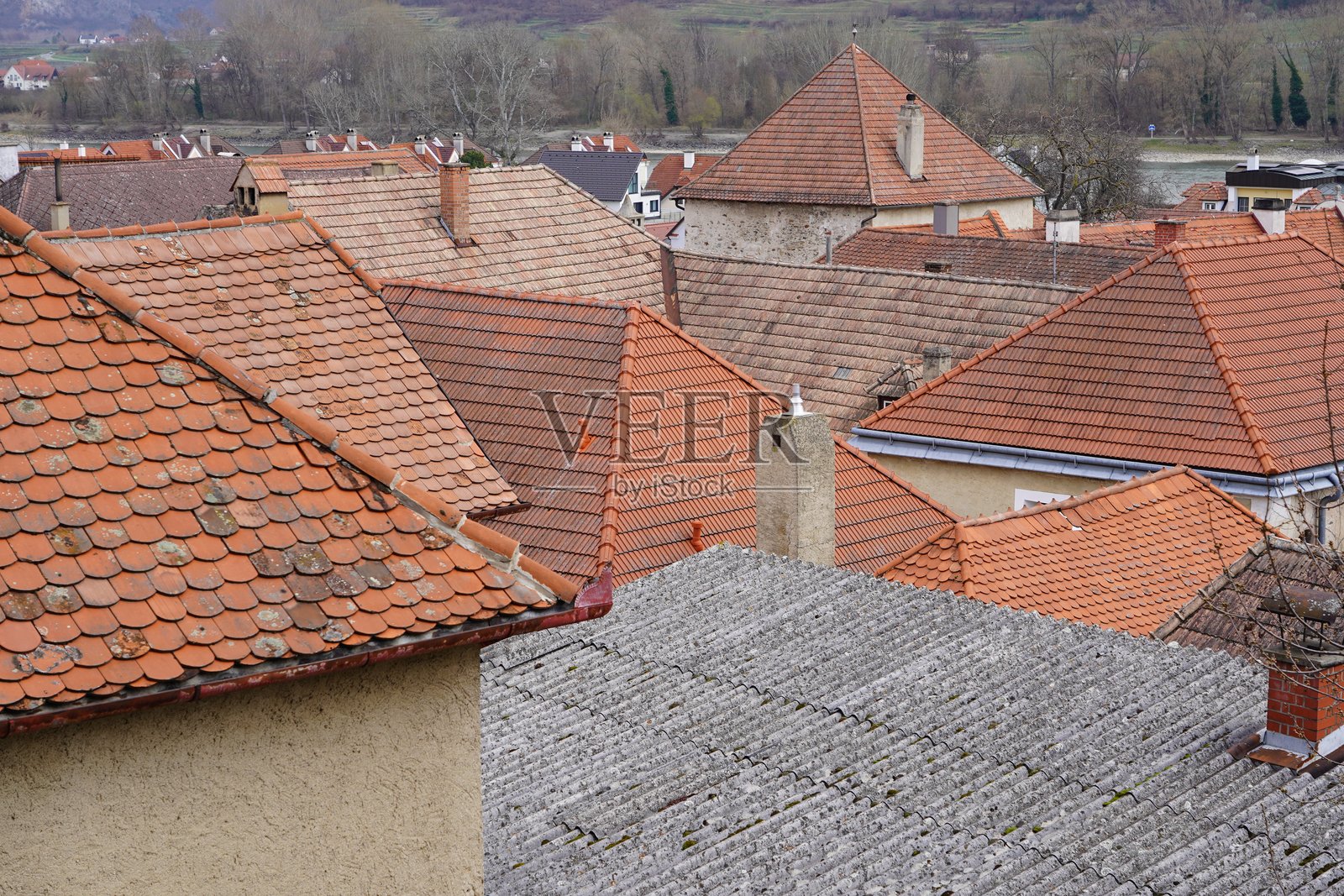 韦森基兴是奥地利下奥地利州克雷姆斯地区的一个小镇。早春时节的小型欧洲小镇。位于瓦豪谷的奥地利小镇。照片摄影图片