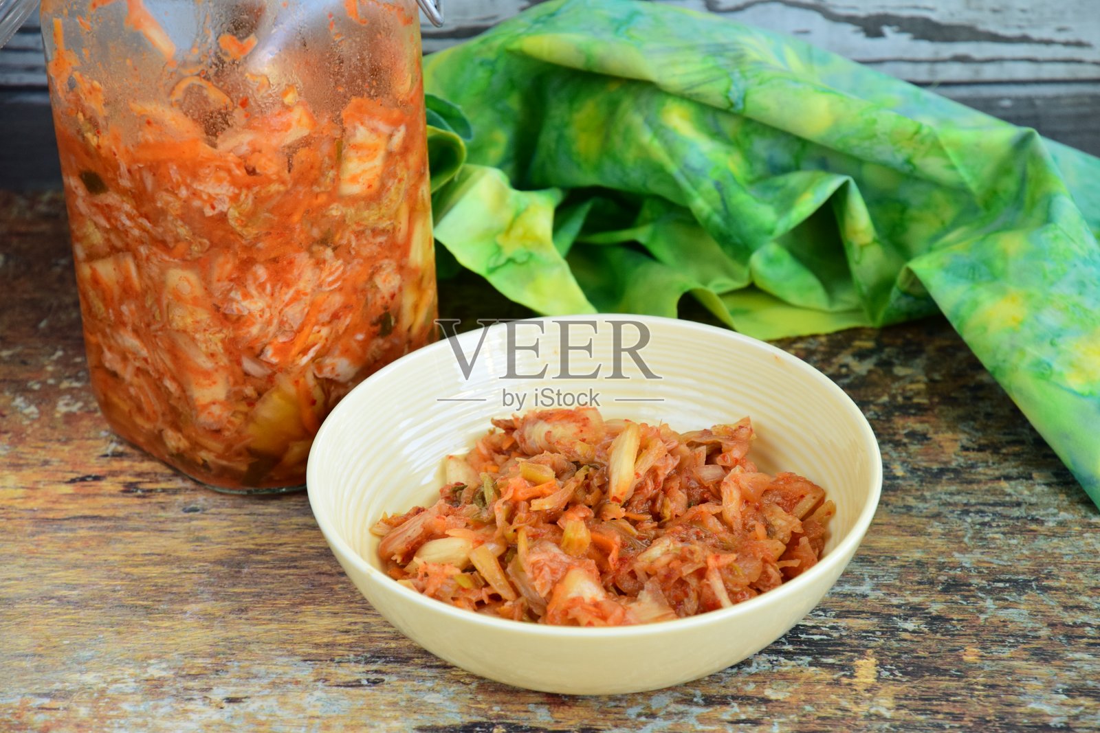 泡菜。用韩国红辣椒调味的发酵中国白菜。照片摄影图片