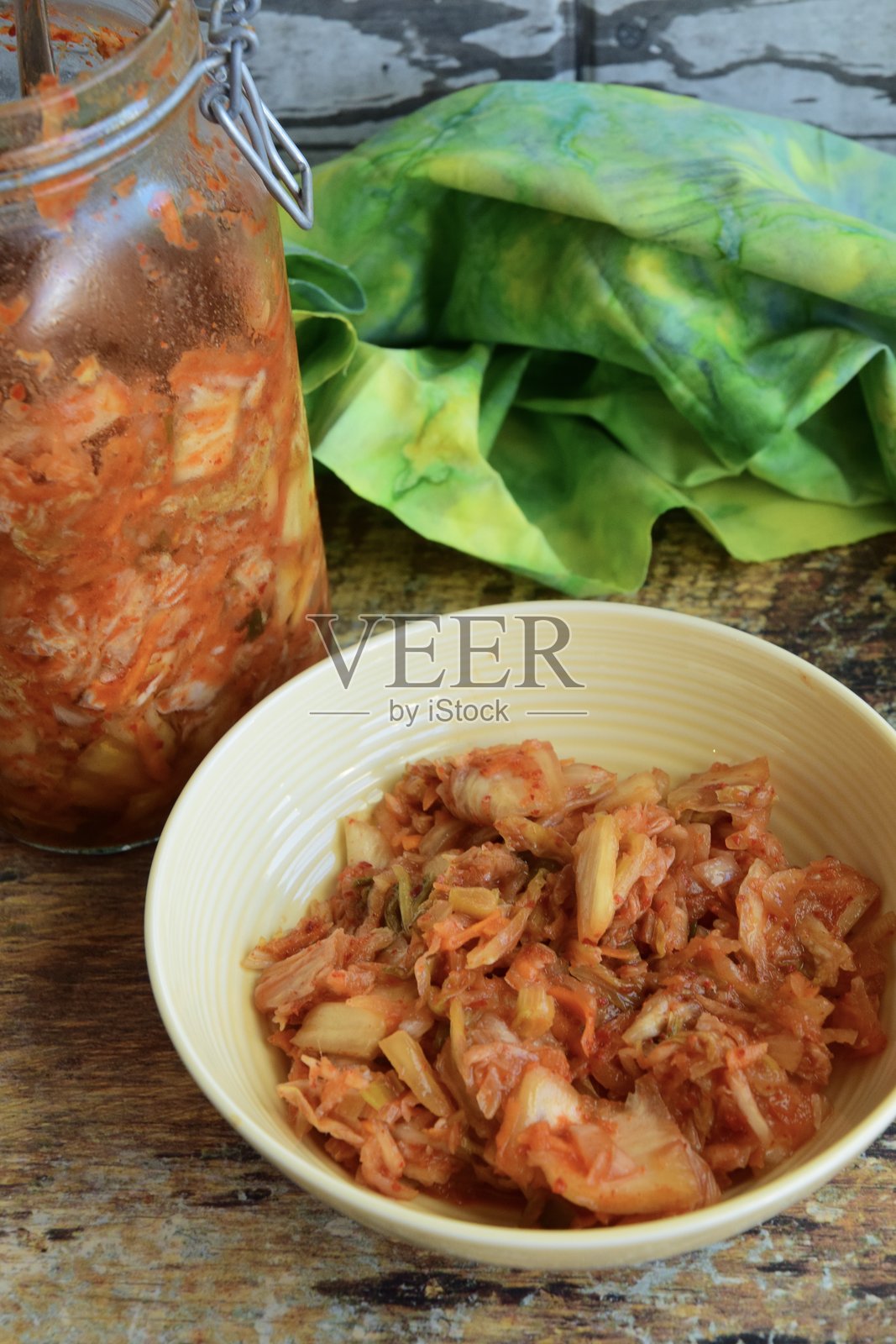 泡菜。用韩国红辣椒调味的发酵大白菜。照片摄影图片