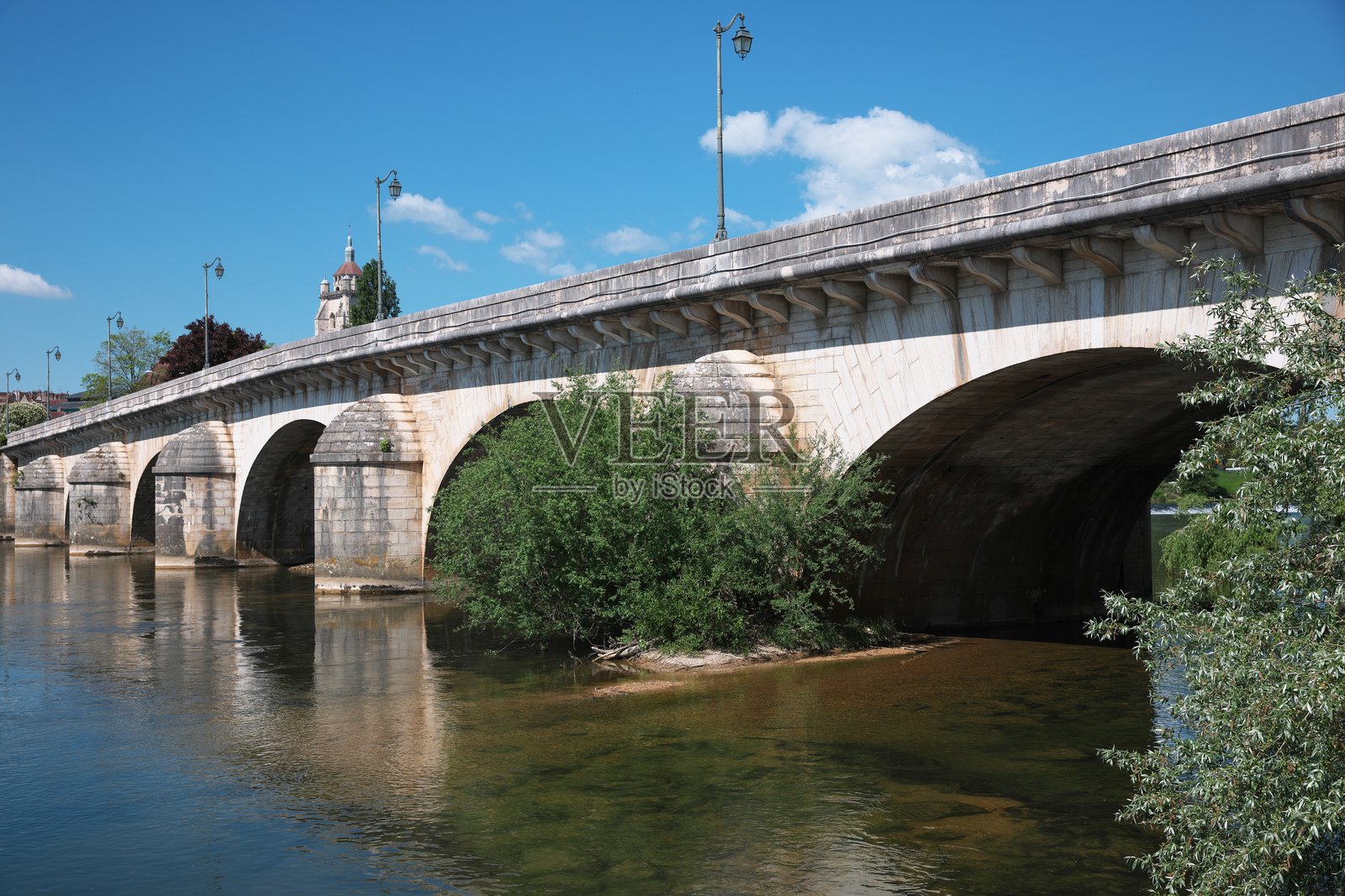 洛伊斯十五世桥和多尔圣母院钟楼的顶部照片摄影图片