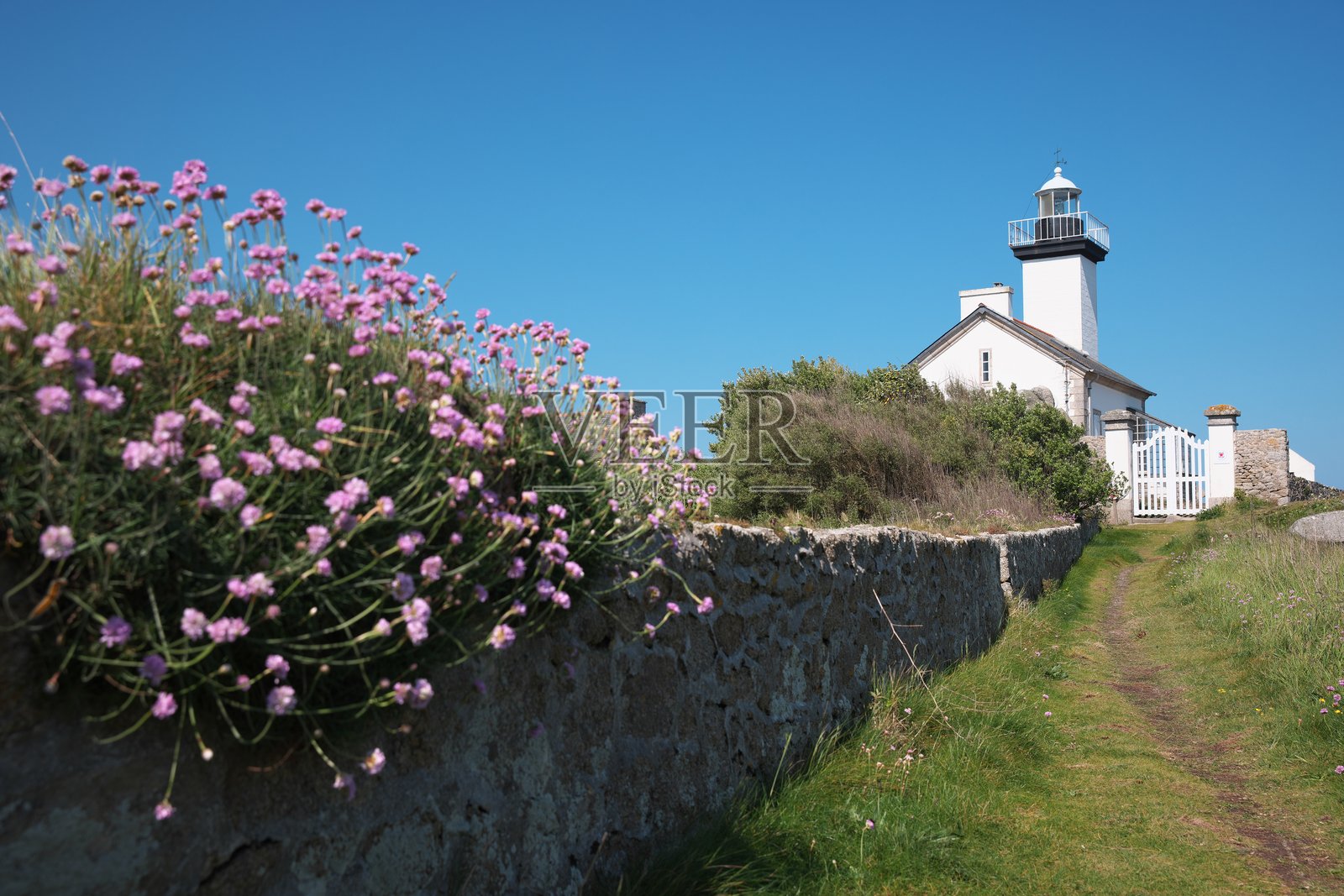 庞图斯瓦尔灯塔周围墙壁上的海事军械库；普卢诺尔-布里尼冈海滩照片摄影图片