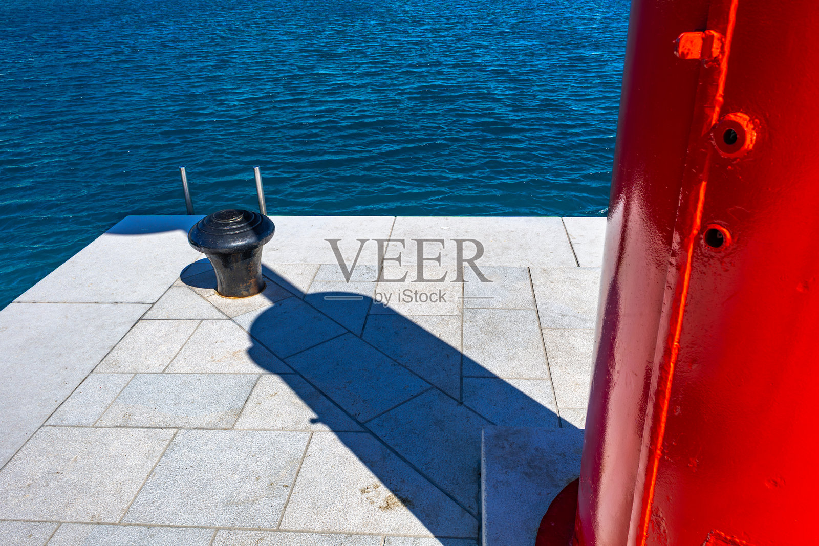 巴斯卡港口的红色警告灯，供船只进港使用照片摄影图片