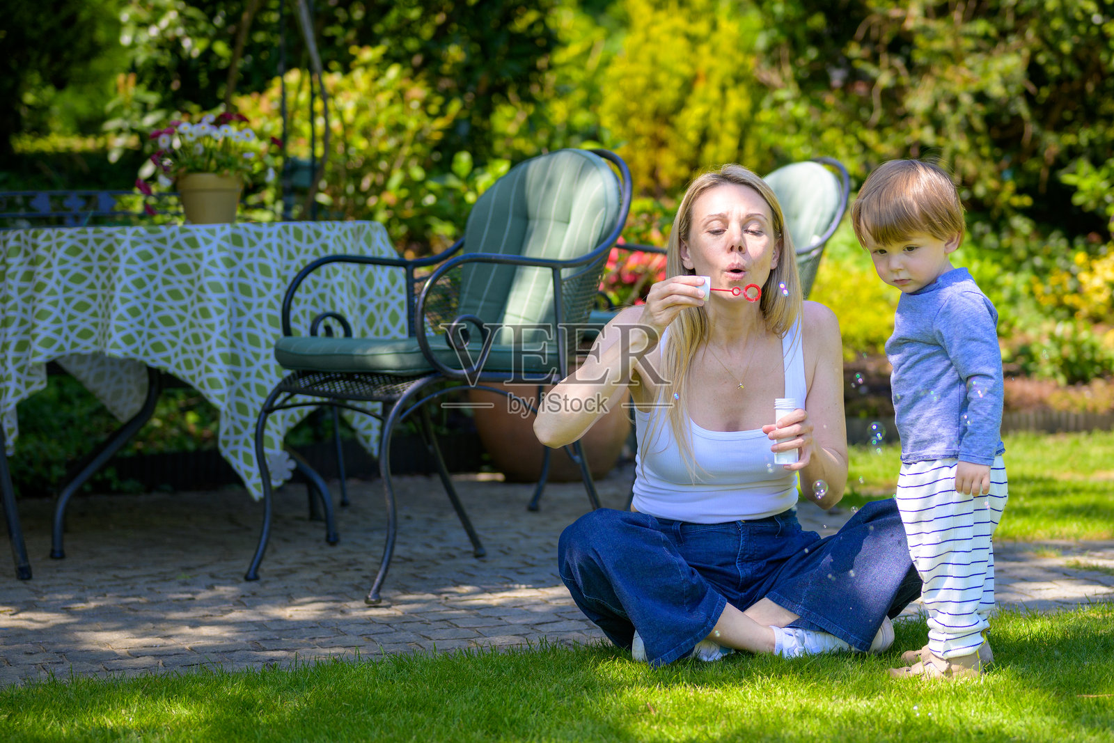 年轻母亲吹泡泡照片摄影图片