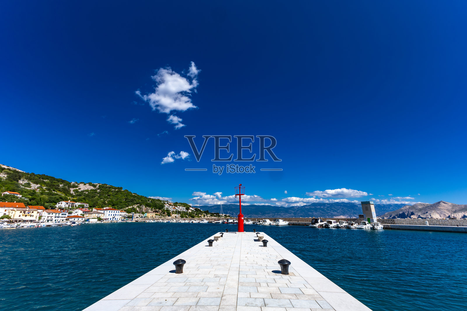 巴斯卡港口的红色警告灯，供船只进港使用照片摄影图片