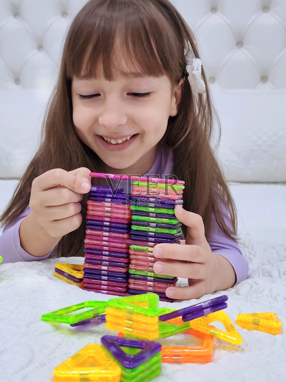 小女孩在玩磁性积木照片摄影图片