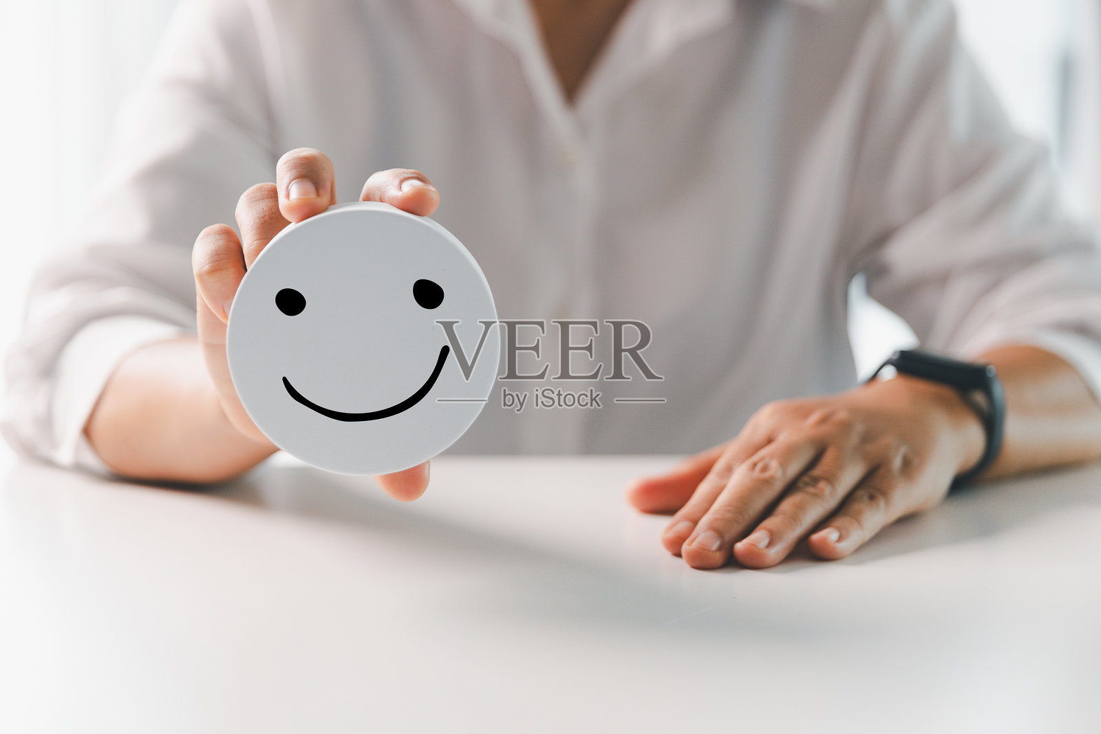 客户反馈展示，微笑表情符号。服务评分，满意度概念。快乐的微笑脸，良好的反馈评分，积极的客户评价，体验，满意度调查，微笑心理健康。照片摄影图片