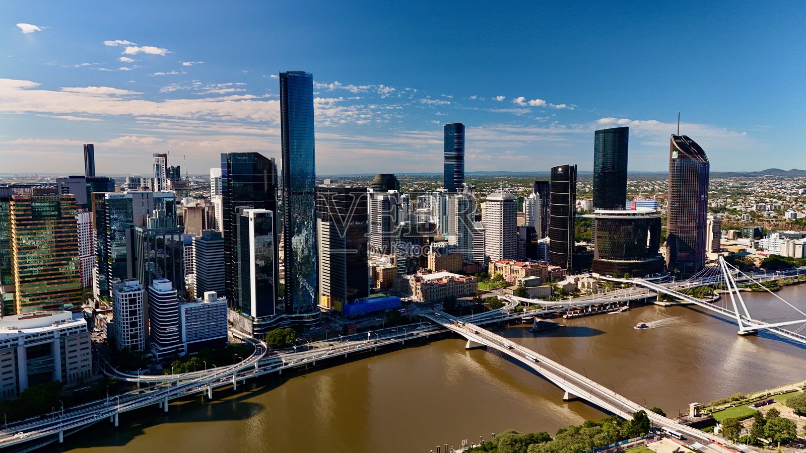 澳大利亚昆士兰州布里斯班市 – 中央商务区摩天大楼、河流桥梁、中央商务区及蓝天全景的航拍图，布里斯班河和南岸照片摄影图片