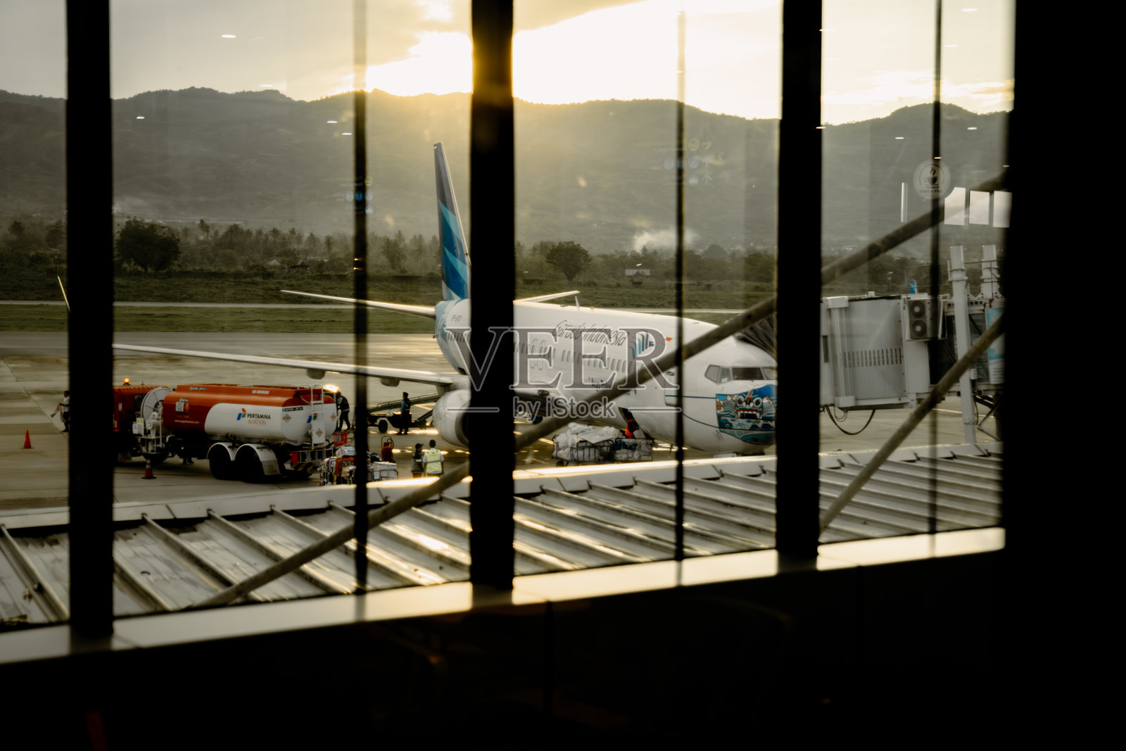 停放的飞机从机场航站楼可见。照片摄影图片