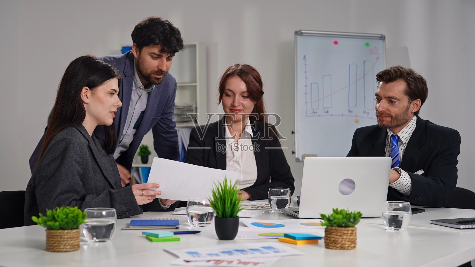 办公室环境中的四人商务会议照片摄影图片