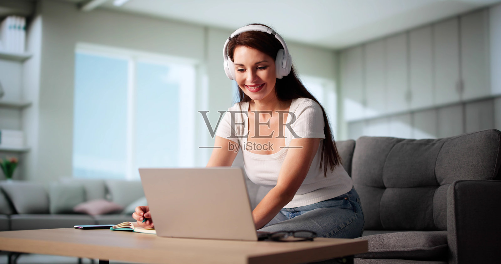 忙碌的学生参与虚拟课堂照片摄影图片