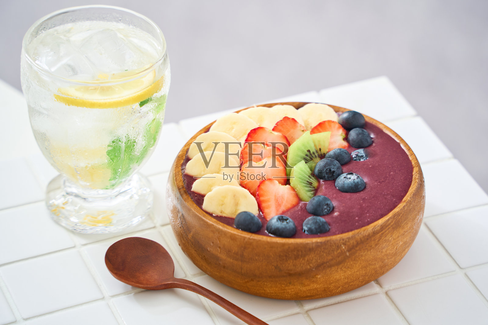 五彩缤纷的阿萨伊碗，搭配新鲜水果和浆果照片摄影图片