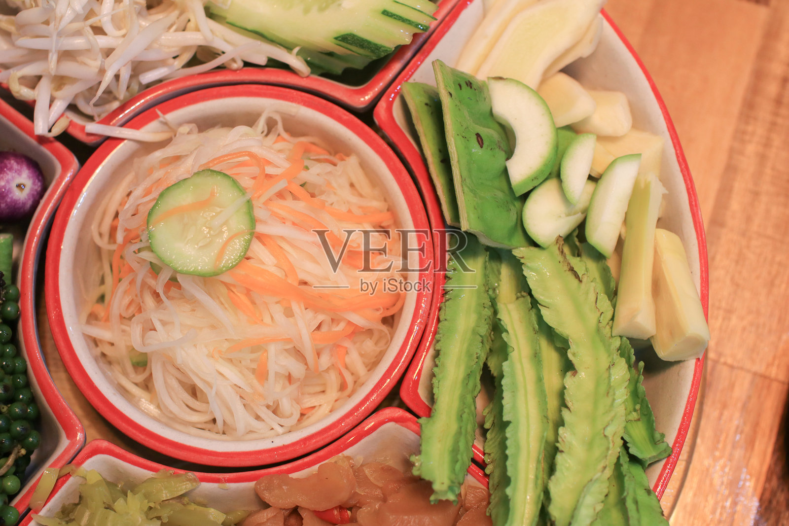 新鲜蔬菜搭配泰北特色的辣椒酱。健康的生活方式。照片摄影图片