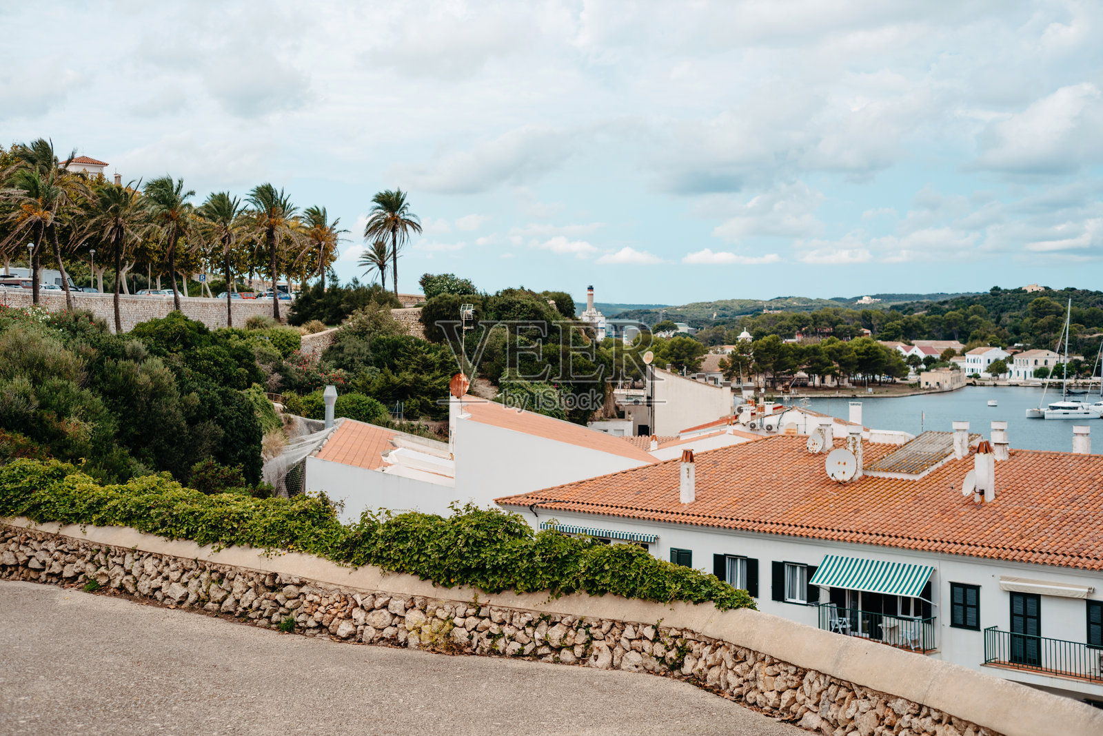 西班牙梅诺卡岛马洪的屋顶和港口的海岸景观照片摄影图片