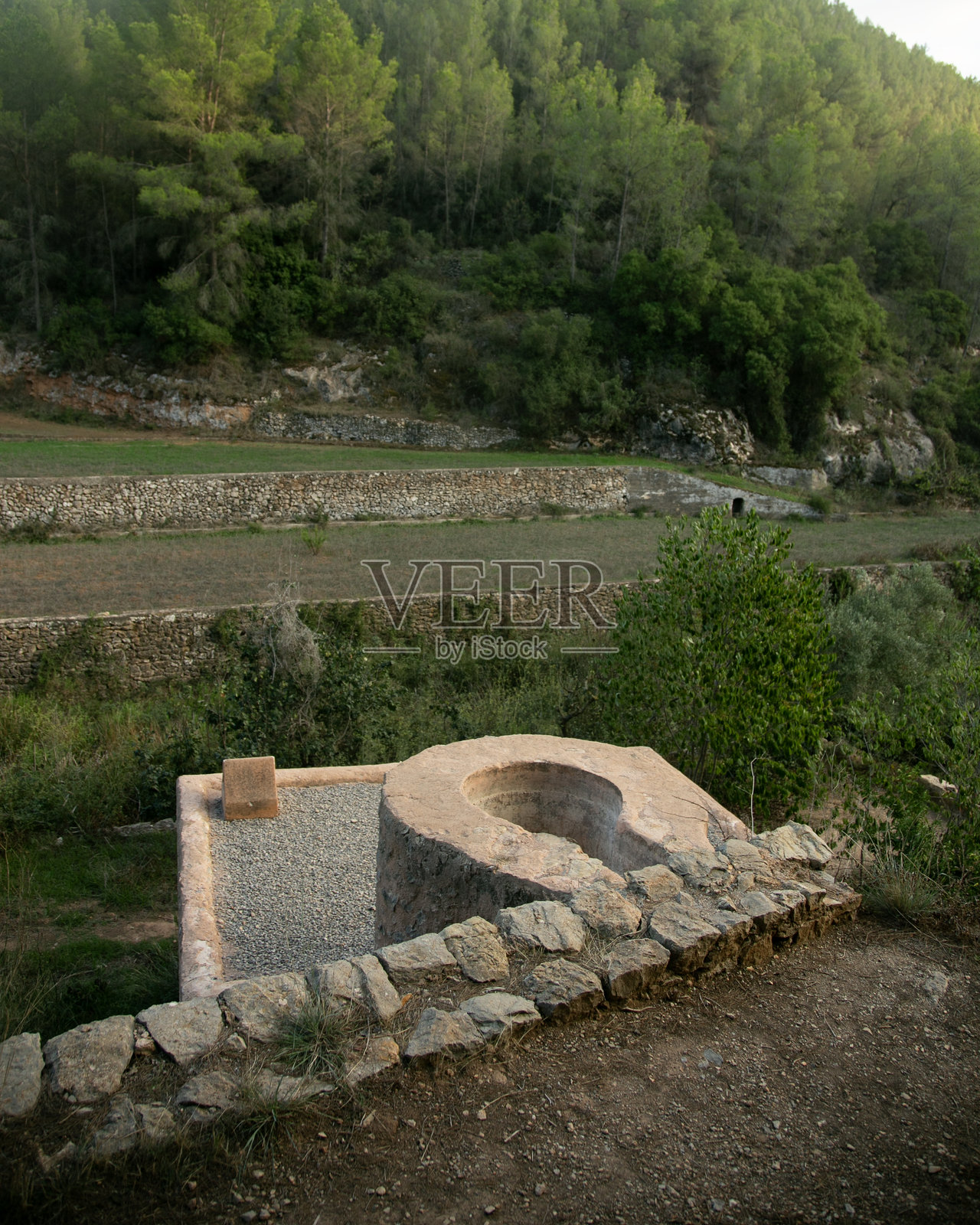 Es Broll 伊比萨 Es Broll 是一个自流井，利用从泉水中涌出的水通过复杂的灌溉沟渠系统将水分配到整个山谷。照片摄影图片