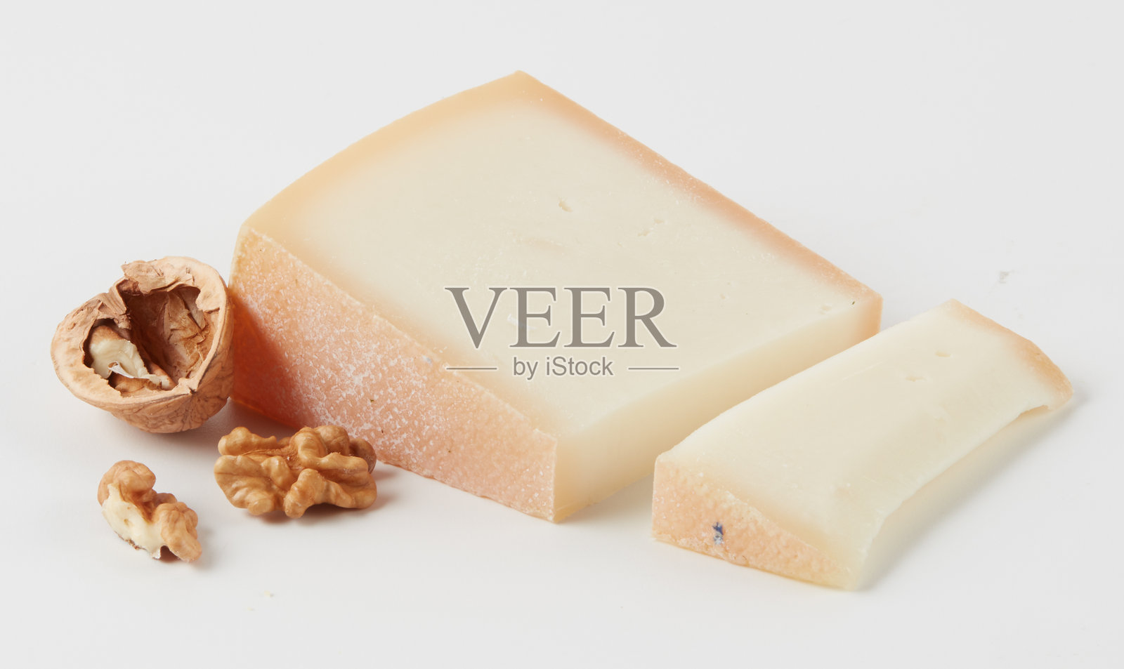 奶酪和坚果的孤立自然背景，带有抠图路径照片摄影图片