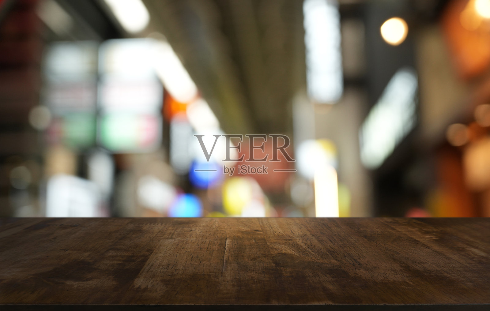 空木桌面，模糊的餐厅背景，选择性聚焦的产品展示照片摄影图片