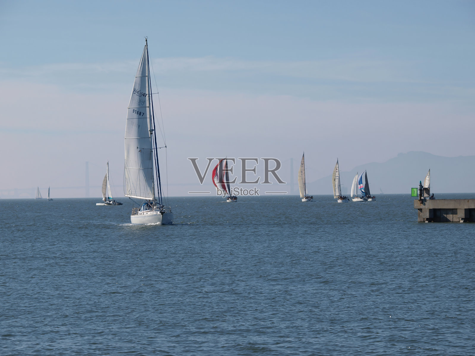 在阴云密布的天空下,帆船在旧金山湾航行照片摄影图片