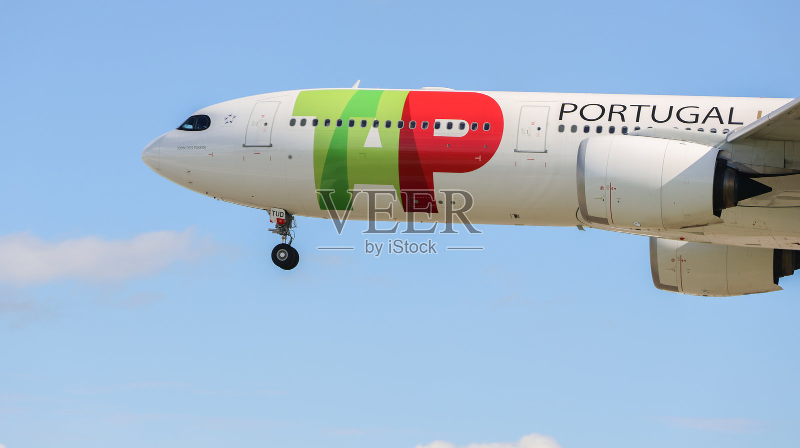 葡萄牙航空空客A330neo在里斯本机场降落照片摄影图片