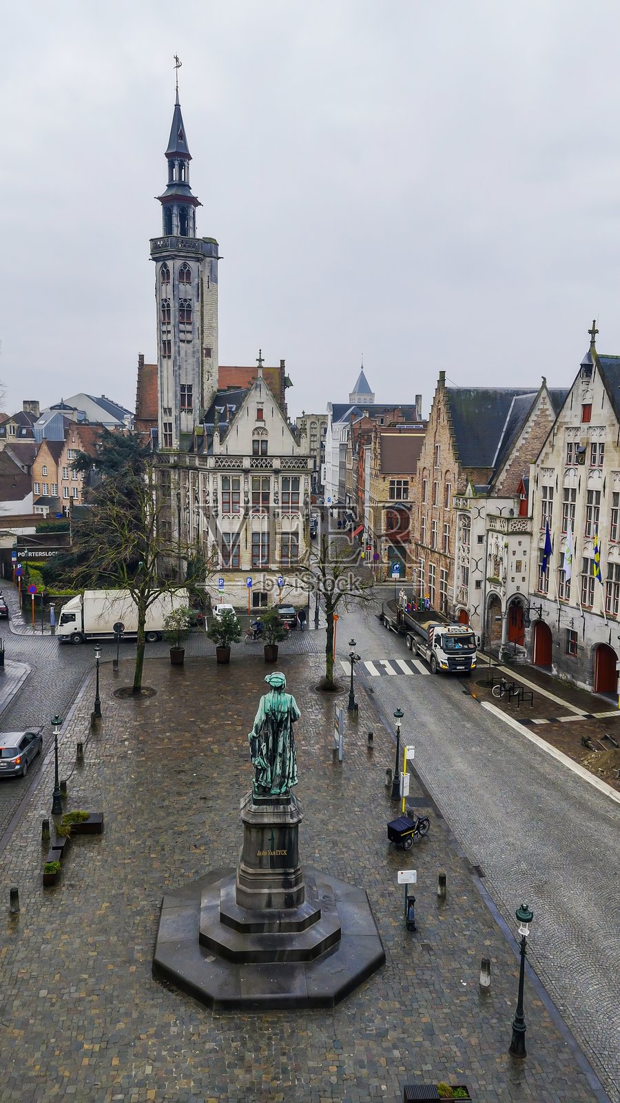 布鲁日，比利时，日出时分的扬·范·艾克广场和斯皮诺拉雷运河的鸟瞰图，展现了波尔特斯洛赫塔楼，历史悠久的弗拉芒建筑和欧洲古城城市风貌，旅游和旅行视频概念照片摄影图片