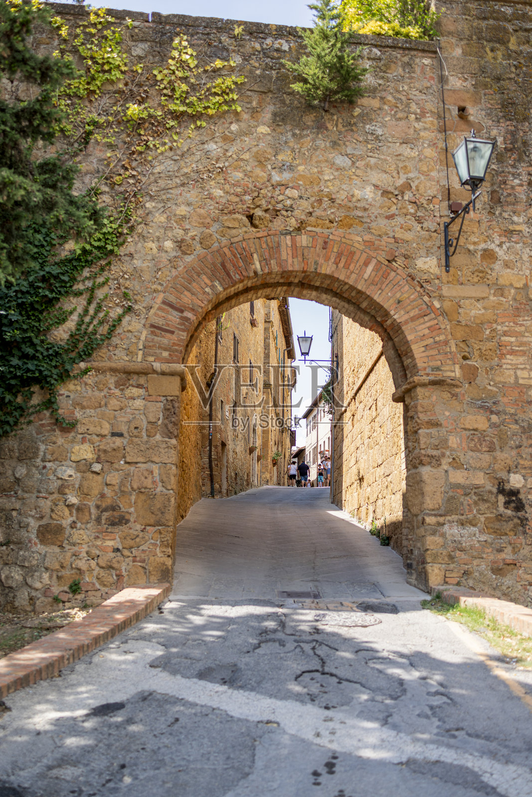 皮恩扎，奥尔恰谷的狭窄小巷照片摄影图片