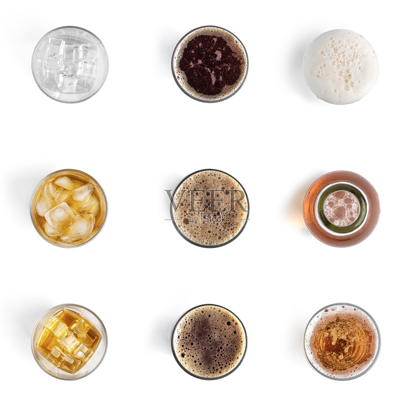 白色背景上隔离的酒精饮料玻璃杯。啤酒和威士忌收藏。照片摄影图片