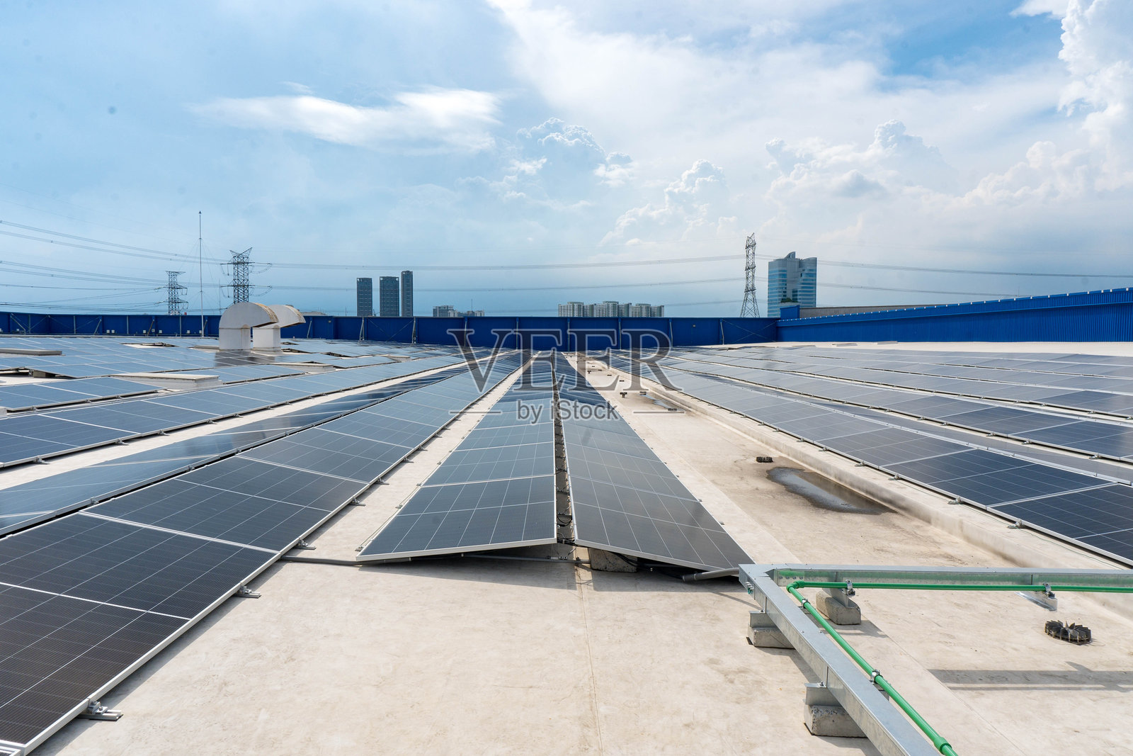 覆盖太阳能电池板的屋顶照片摄影图片