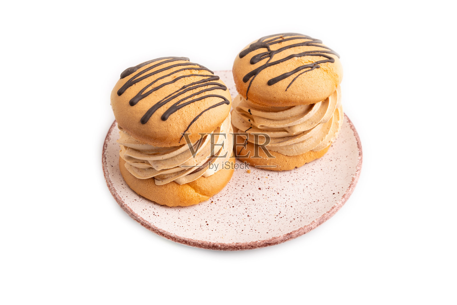 焦糖奶油蛋糕，白色背景，侧面视图，特写照片摄影图片