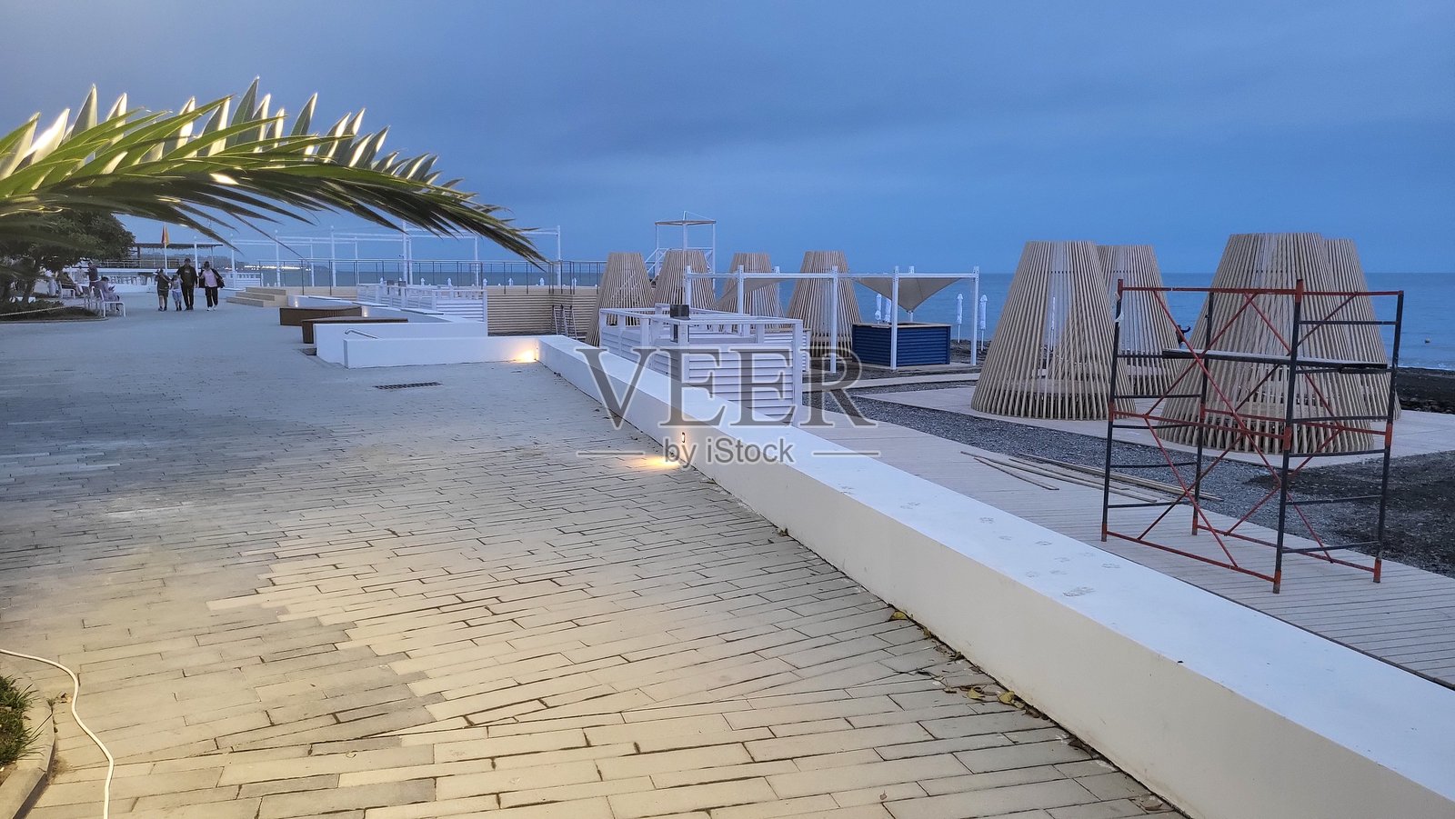 海滩区域的美化，木质装饰，城市黄昏照片摄影图片