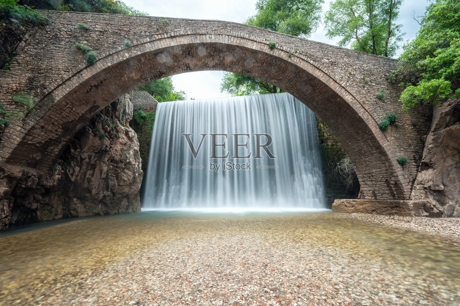 希腊特里卡拉附近的帕莱奥卡里亚瀑布上的古老石桥。照片摄影图片