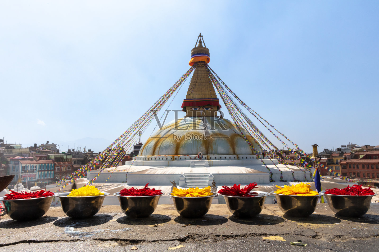 布达纳特大佛塔与供品照片摄影图片