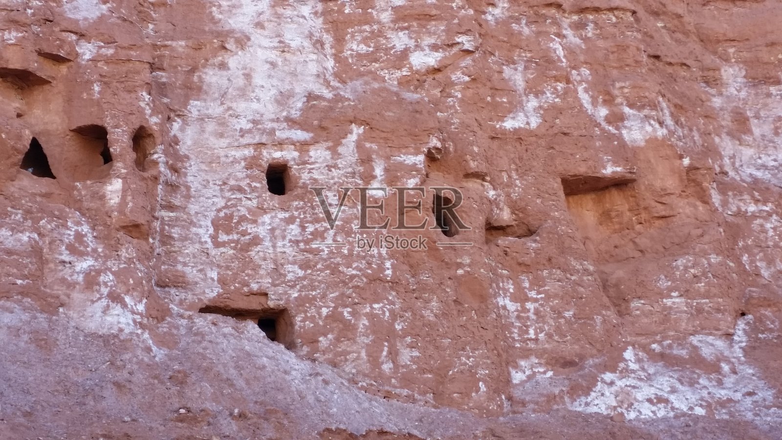 位于瓦尔扎扎特的古老山洞雕刻照片摄影图片