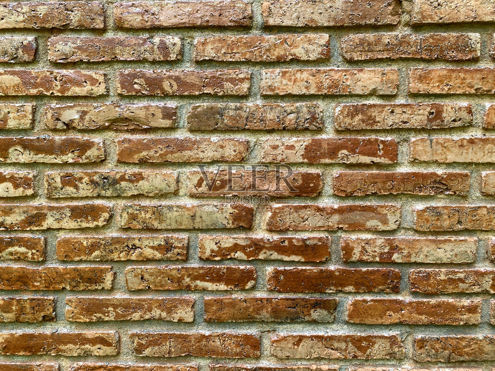 橙色旧砖墙与混凝土建筑。老旧复古砖墙纹理污渍背景。照片摄影图片