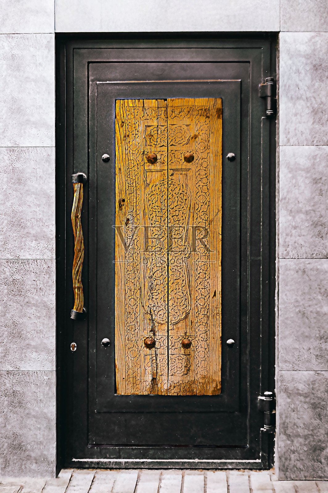 带木质装饰的铁门照片摄影图片