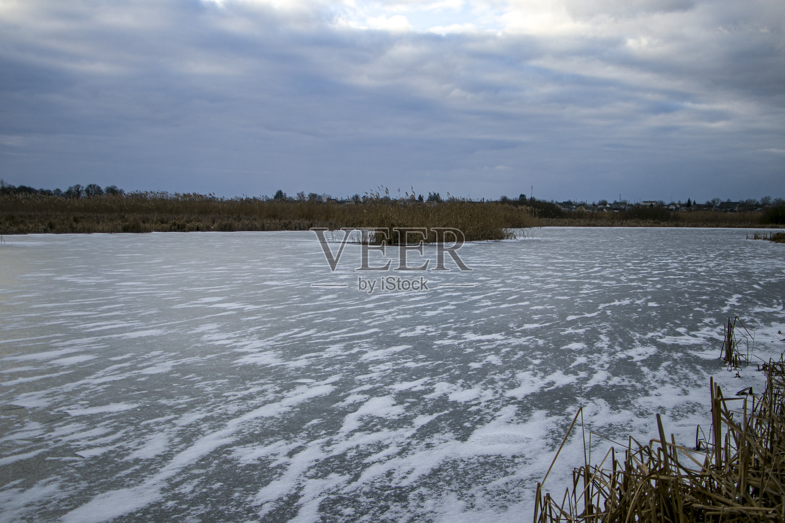 冰冻的河流。照片摄影图片