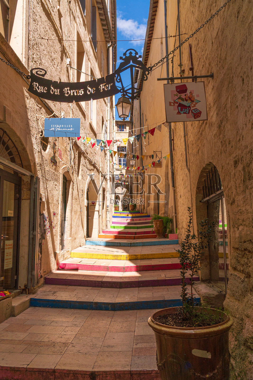 蒙彼利埃的Bras De Fer街色彩斑斓的台阶，周围是历史建筑和大理石铺成的人行道照片摄影图片