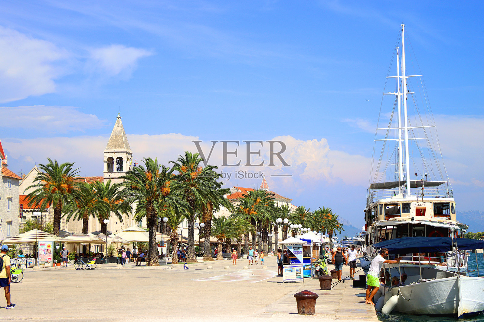 克罗地亚特罗吉尔的海滨长廊照片摄影图片