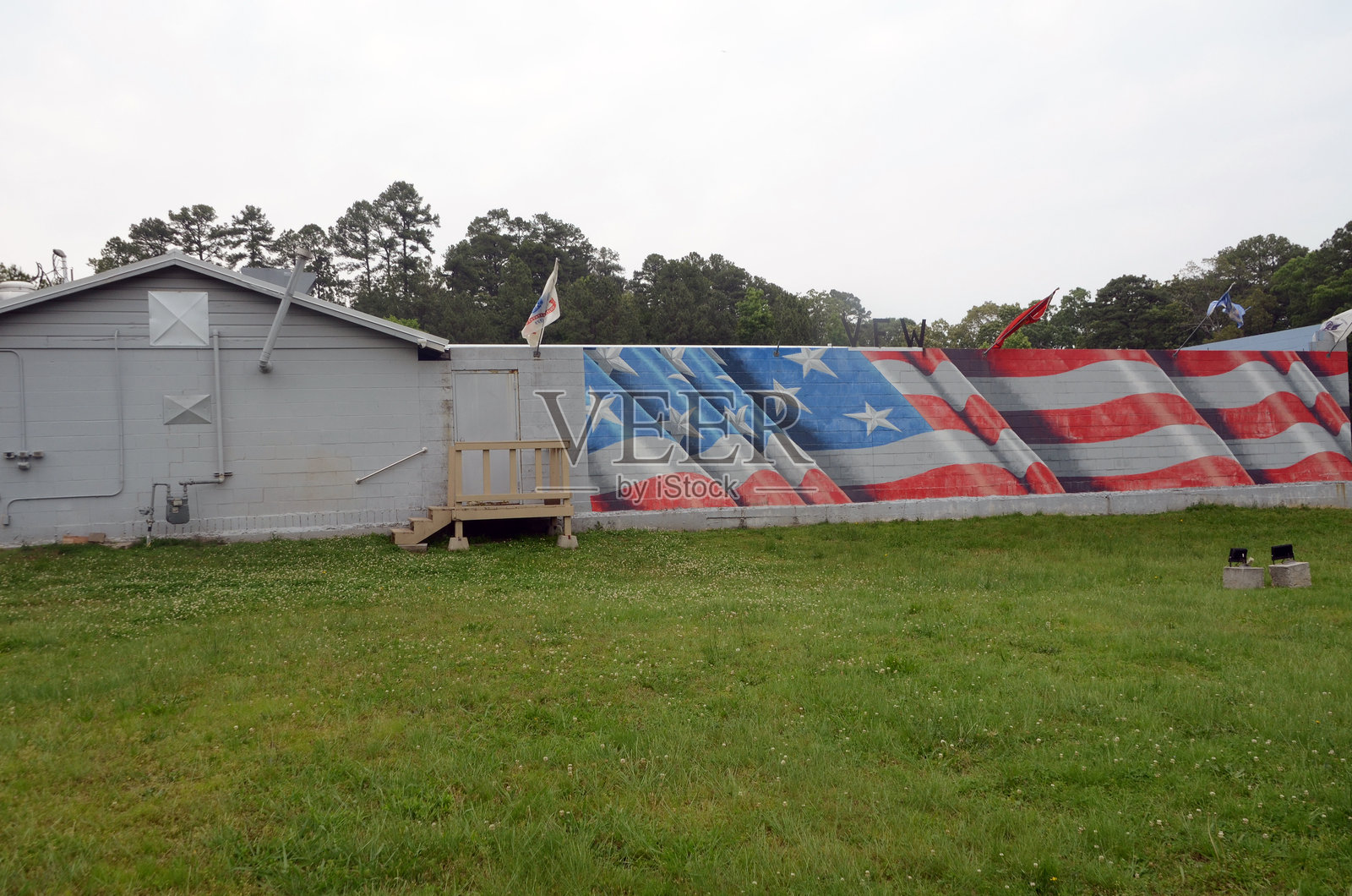 小石城的外籍战争退伍军人协会(VFW)分会与一架斯普鲁斯鹅:越战时期的胡伊直升机照片摄影图片