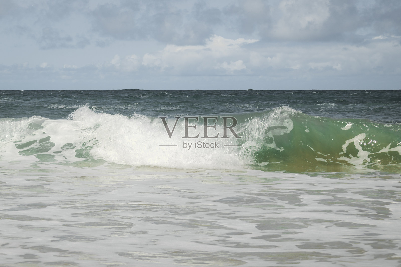 康沃尔州波斯科桑湾海岸线的岩石 formations 和海浪，风景海景，开阔水域照片摄影图片