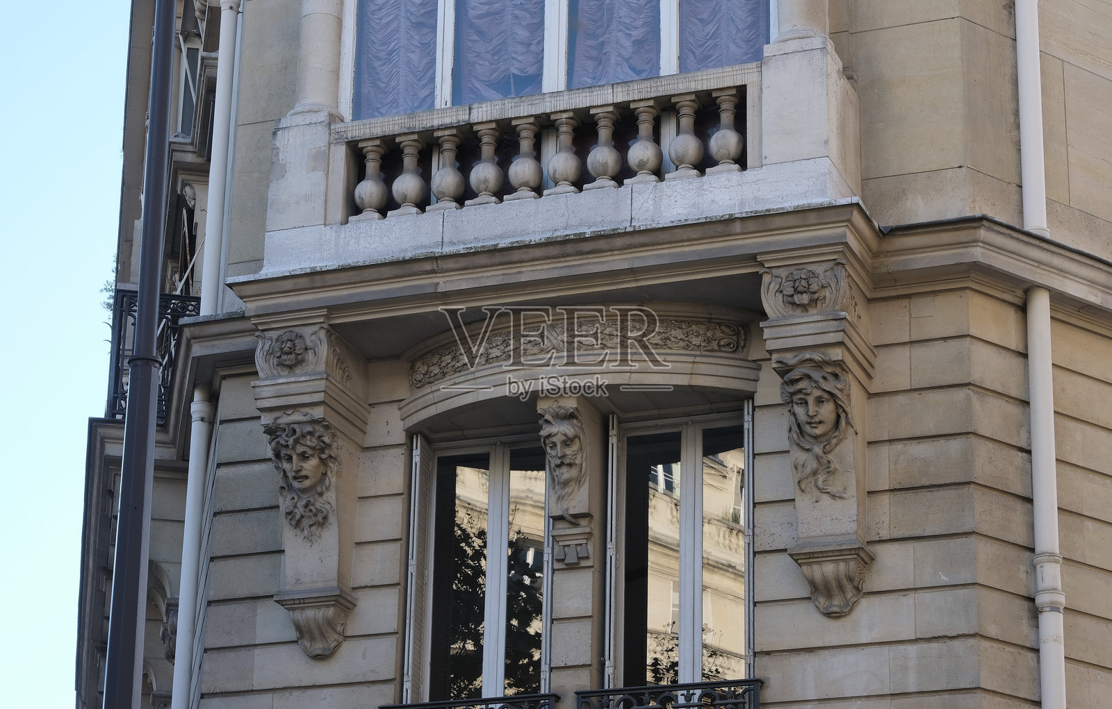 巴黎，法国的建筑立面装饰。照片摄影图片