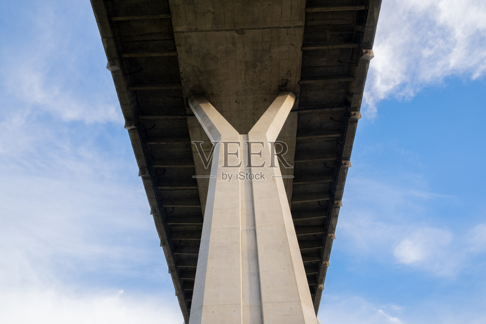 在蓝天之下的桥下照片摄影图片