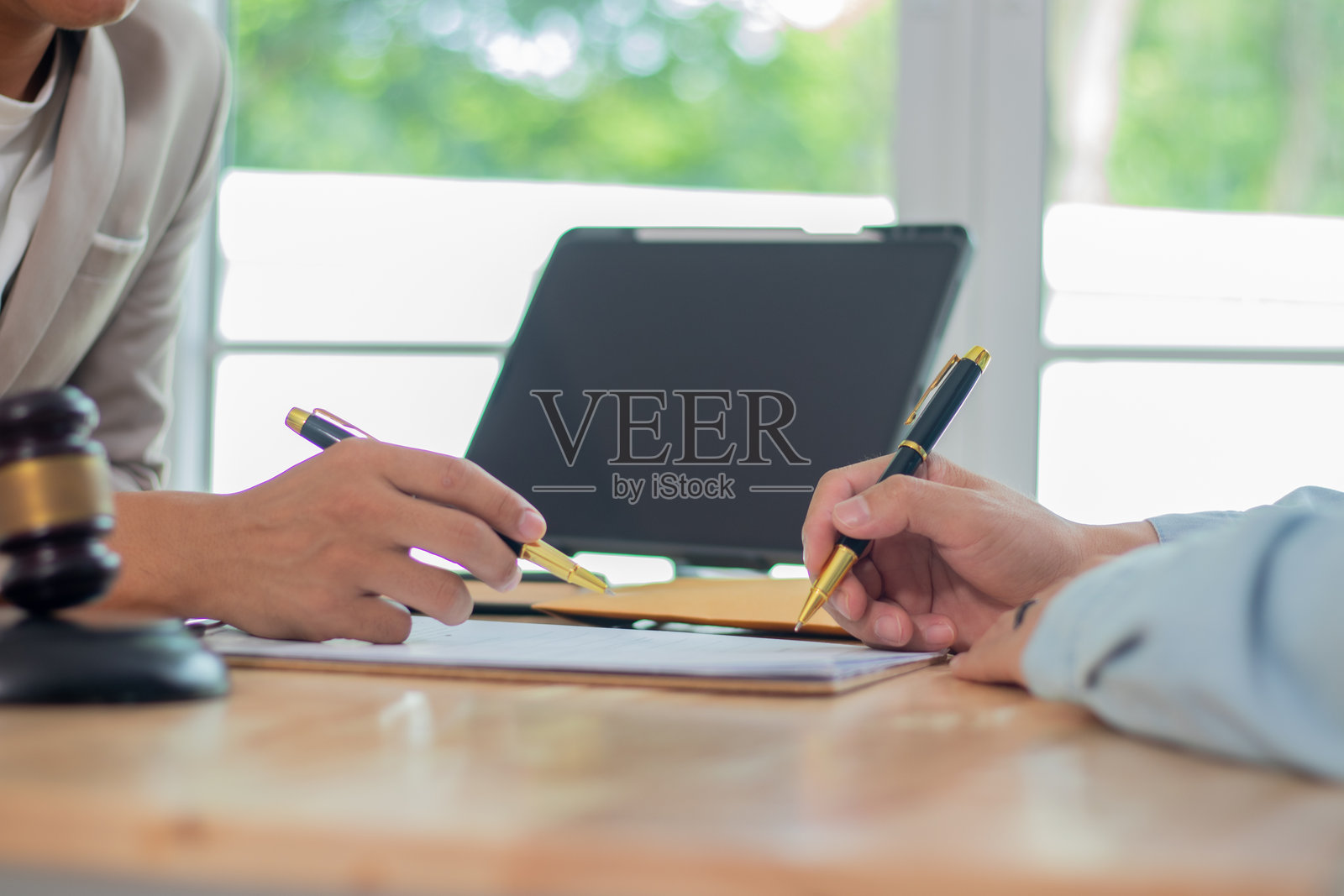 两位专家，一位商人和一位律师，在办公室讨论法律文件，审查合同、策略和投资法律，进行规划会议。照片摄影图片