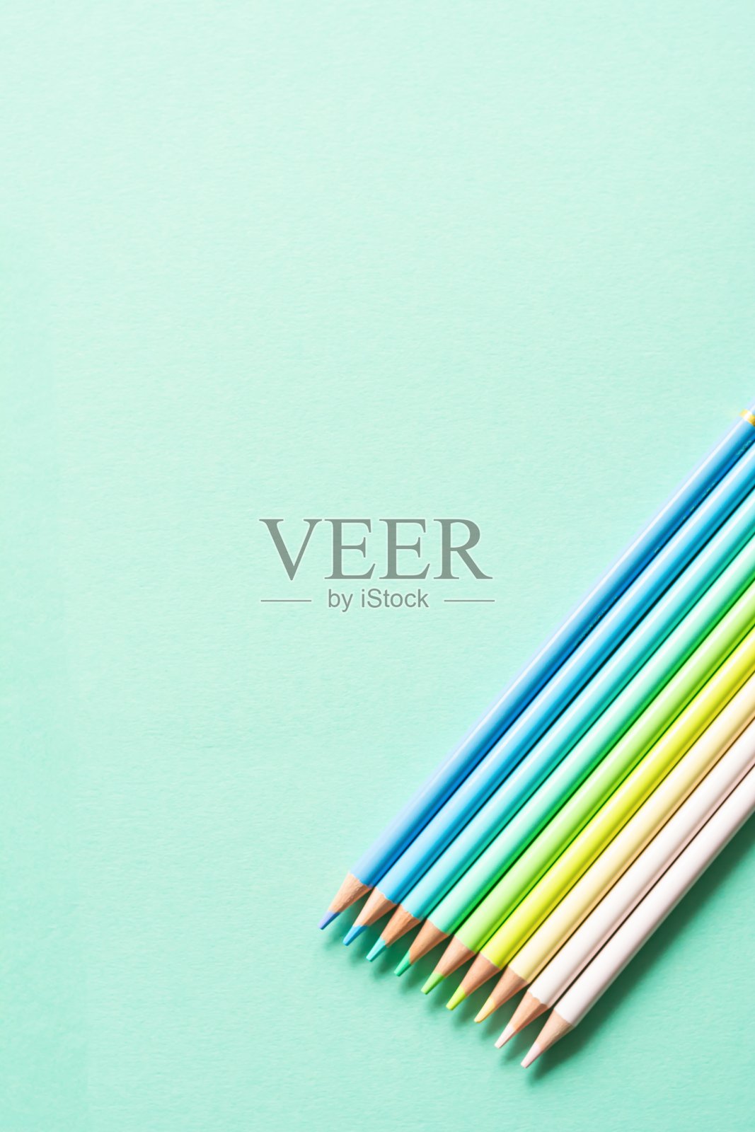 返校、教育和工作概念。薄荷色背景上的学习文具。俯视图。照片摄影图片