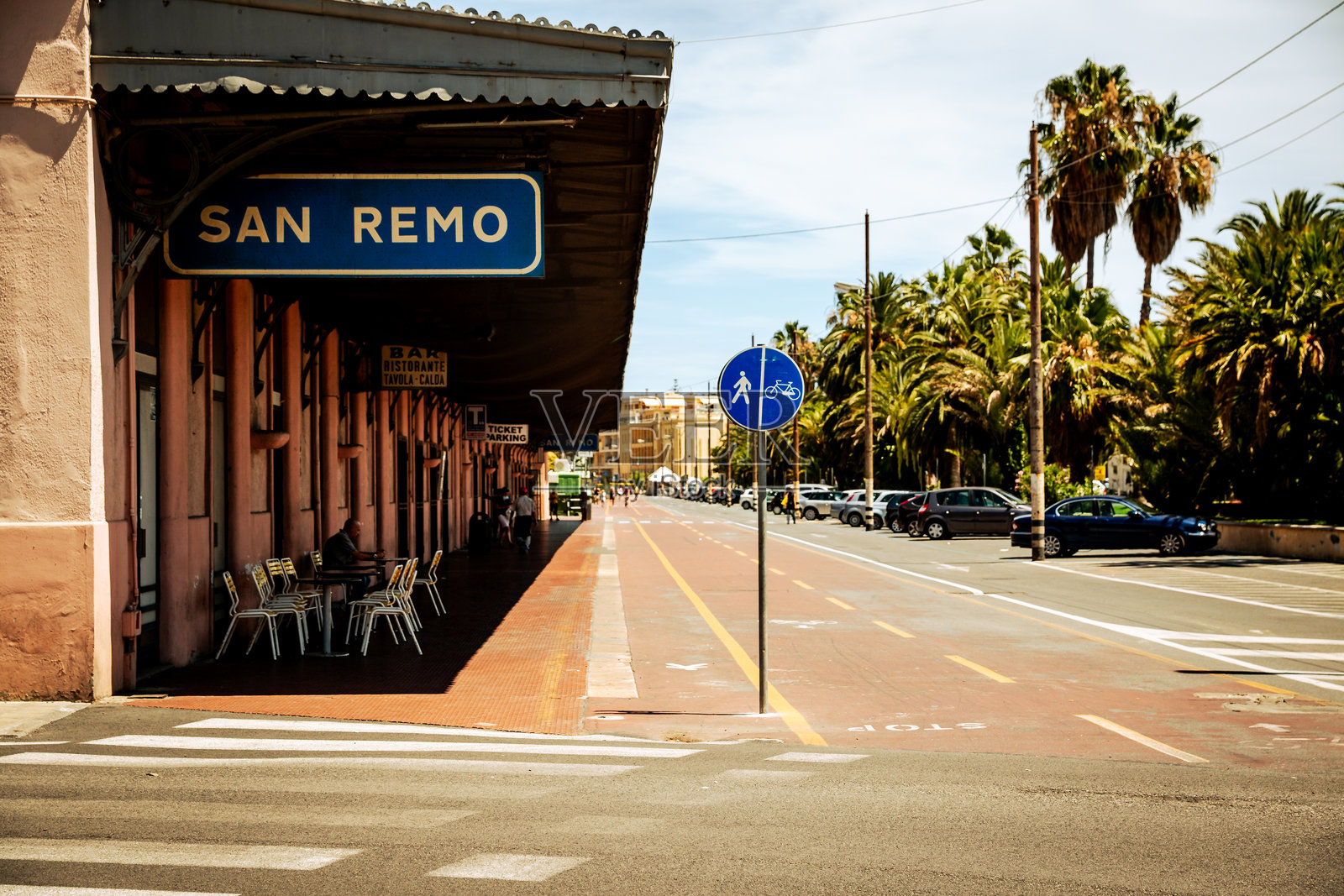 利古里亚海沿岸圣雷莫火车站的标识照片摄影图片