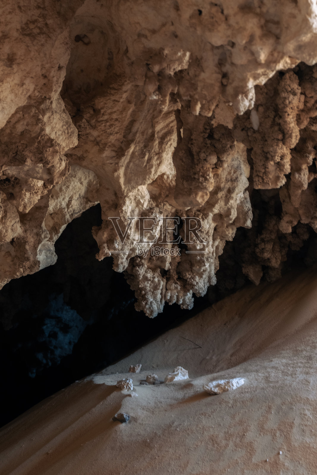 埃及的Djara洞穴，拥有令人印象深刻的钟乳石和自然岩层。撒哈拉沙漠中心的一个隐藏地质奇观。照片摄影图片