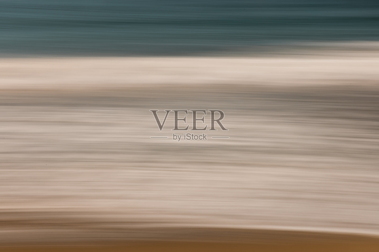 柔和模糊中的波浪撞击 – 捕捉海洋能量的动态瞬间照片摄影图片