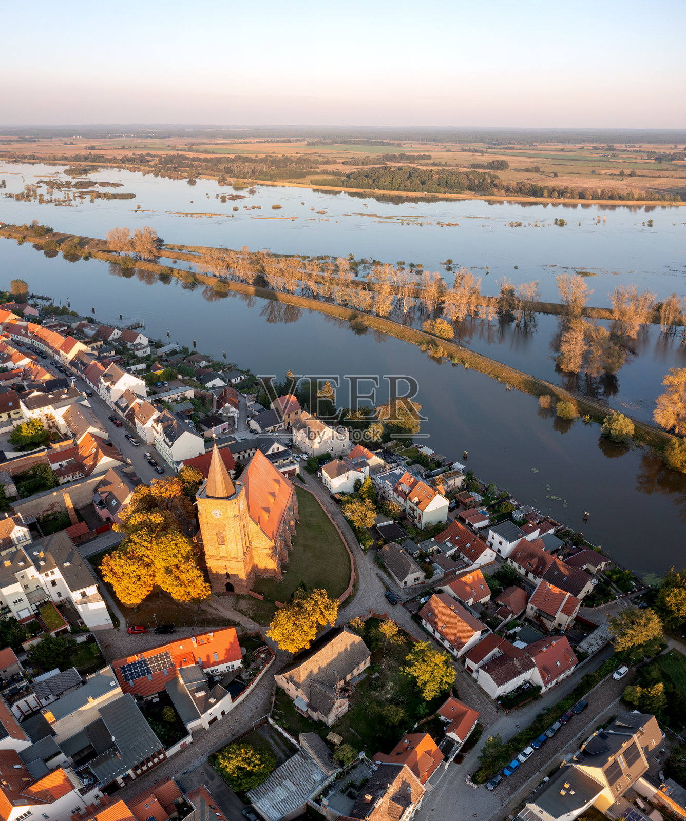 福尔斯滕贝格与位于奥得河上的圣尼古拉伊福音城市教堂洪水景象照片摄影图片